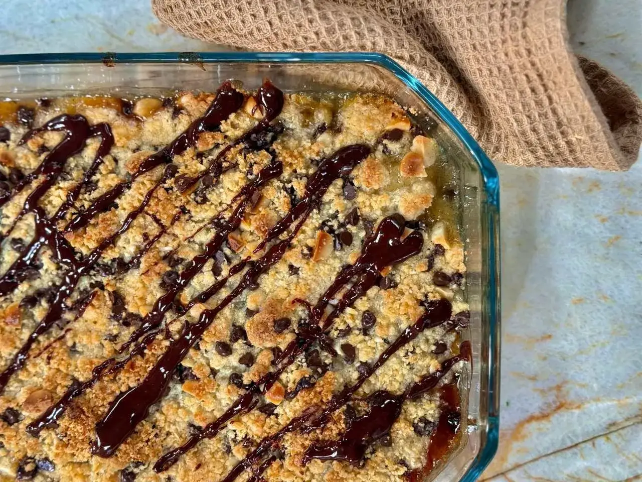 Un d&eacute;licieux crumble poire chocolat, garni de p&eacute;pites de chocolat et d'amandes effil&eacute;es, arros&eacute; d'un coulis de chocolat noir.