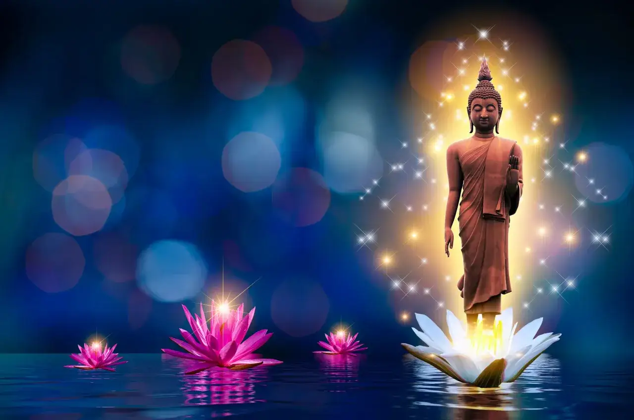Buda de pie sobre una flor de loto budismo, rodeado de luces y flores de loto rosadas flotando en el agua.