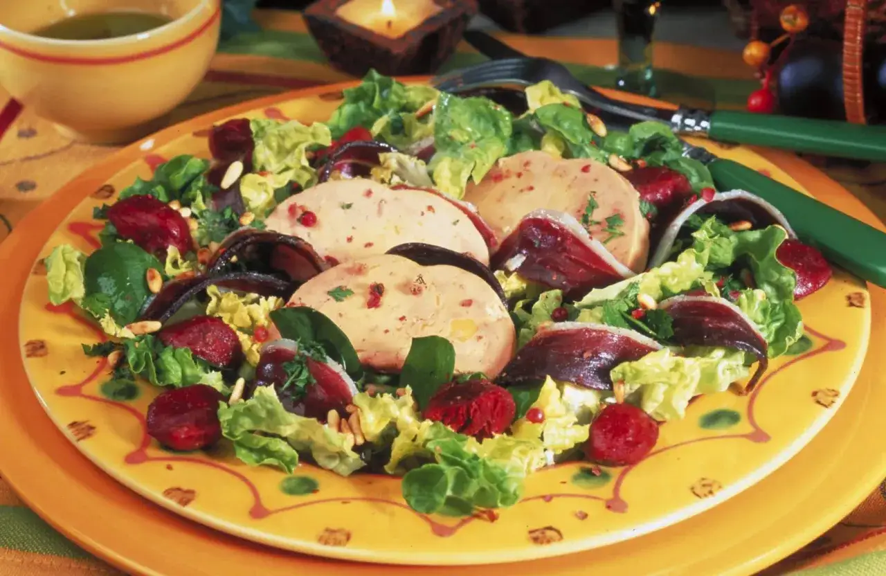Salade de gésiers, foie gras, betteraves et salade verte, garnie de pignons de pin et de persil. Un délice !