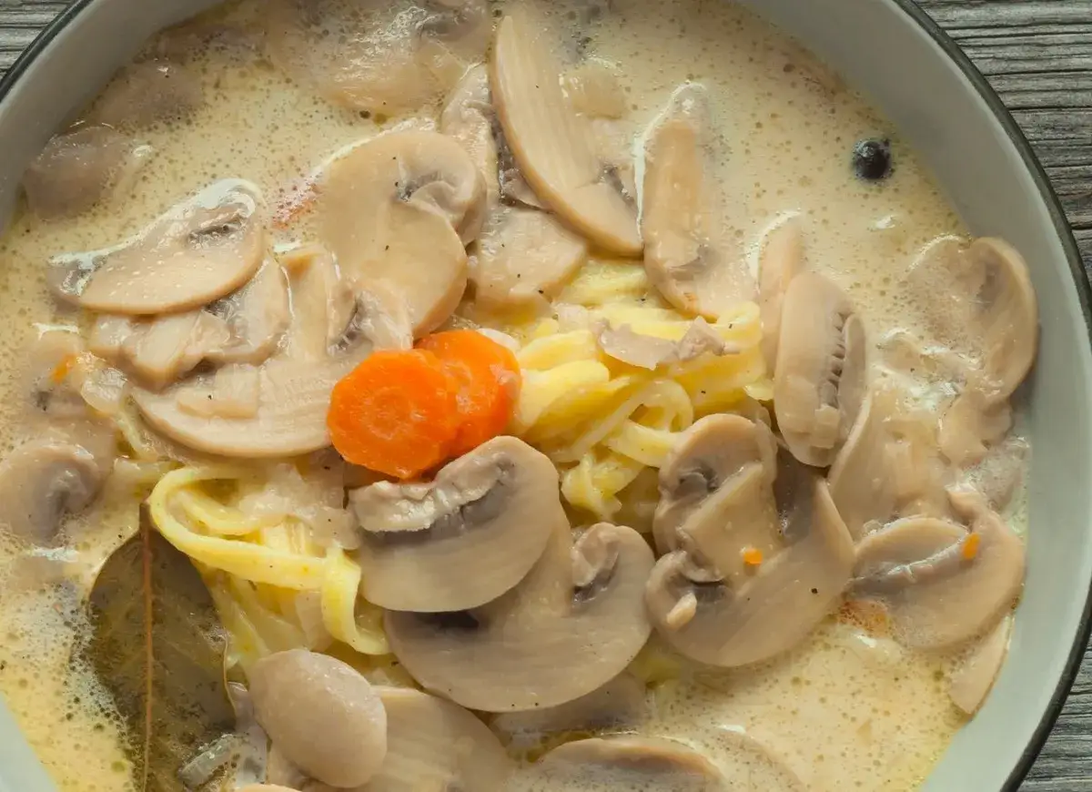Kremowa zupa pieczarkowa przepis babci z makaronem i marchewką. Aromatyczna, rozgrzewająca, idealna na chłodne dni.