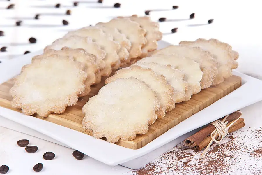 upieczone ciastka kruche na kratce