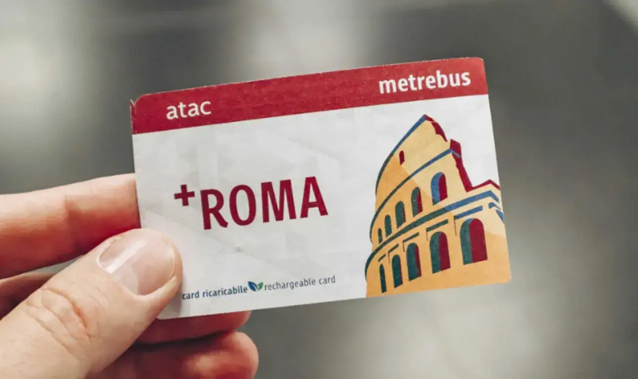Carta Metrebus ATAC con il Colosseo, per viaggiare a Roma. Si può comprare il biglietto online.