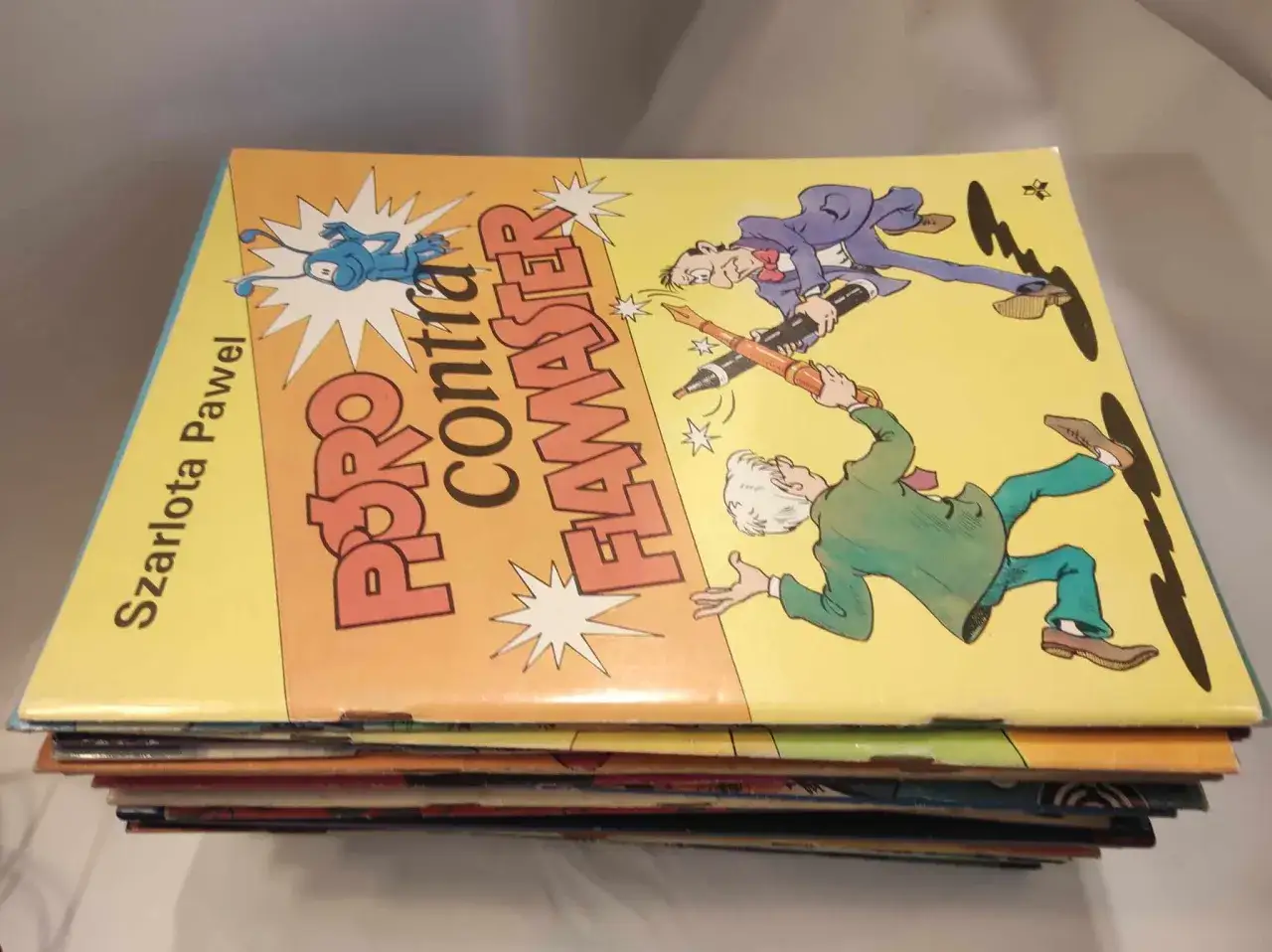 Stos komiksów Szarloty Pawel. Na okładce jeden z nich,