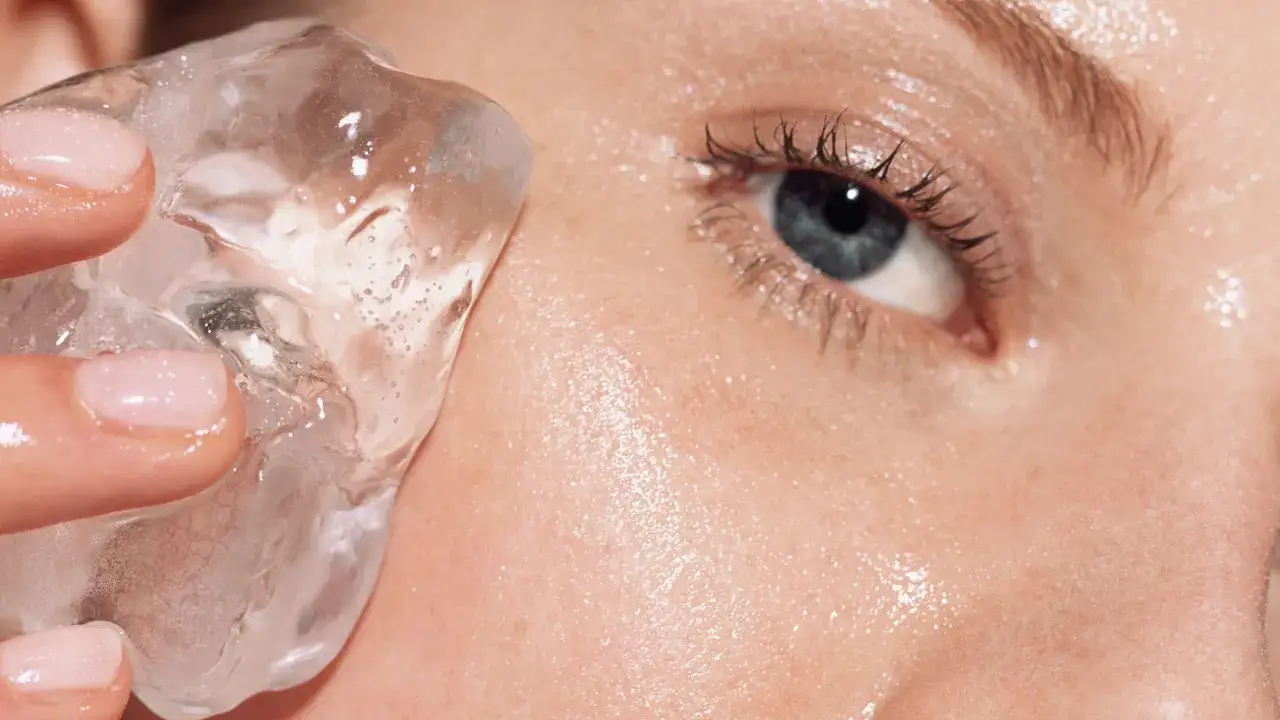 Un glaçon rafraîchit un visage, la peau est hydratée et lumineuse.