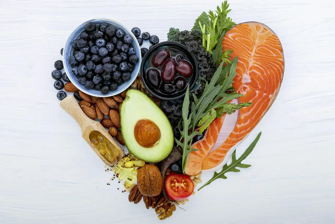 LCHF-vänlig mat för graviditet: lax, avokado, bär, nötter och kapslar.