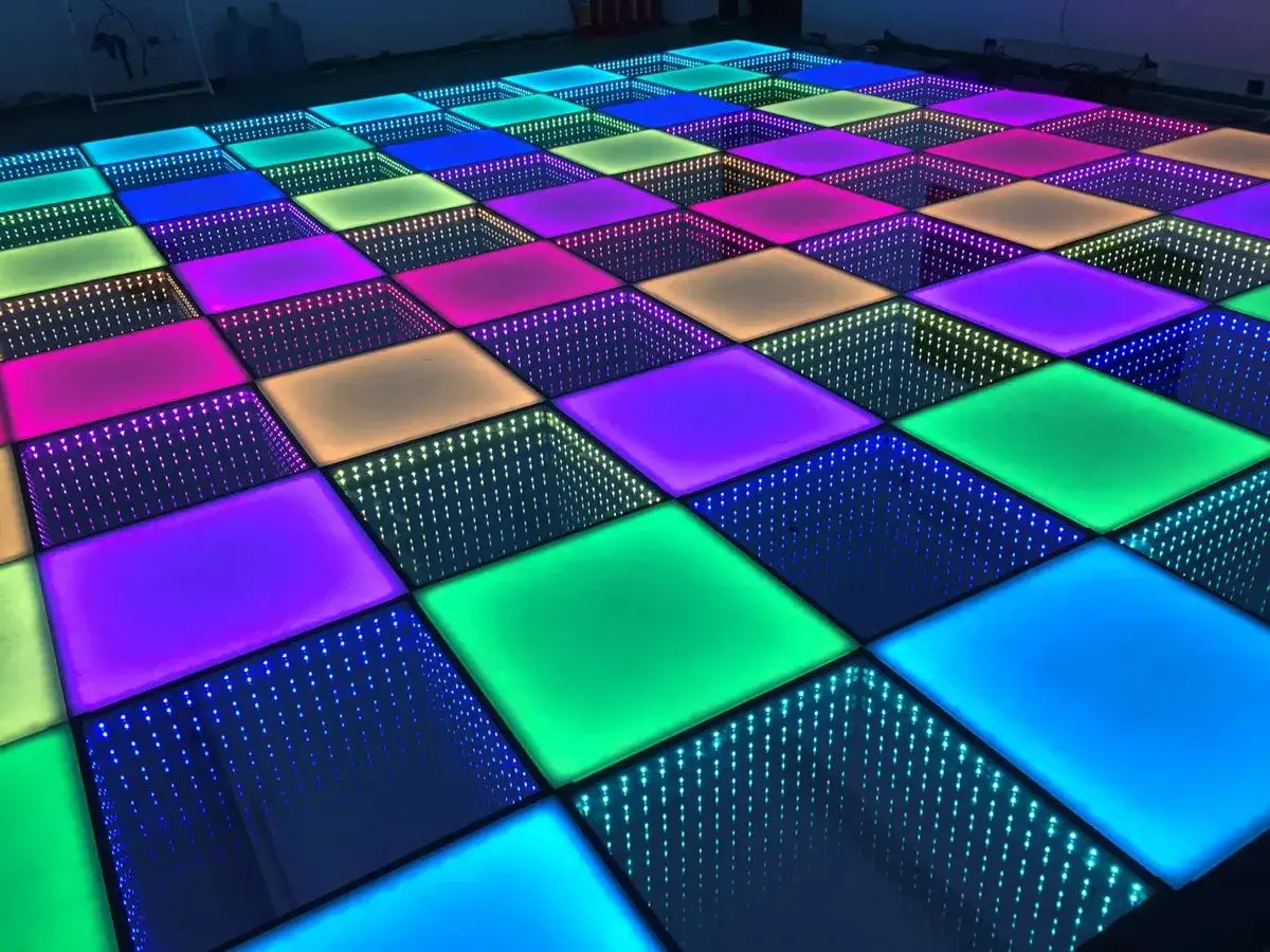 Pista da discoteca con luci LED colorate che creano un effetto infinito. Perfetta per la musica techno e le serate in discoteca.