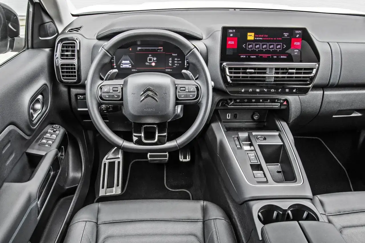 Wnętrze Citroëna C5 Aircross 2025: cyfrowy kokpit, ekran dotykowy, kierownica wielofunkcyjna i eleganckie detale.
