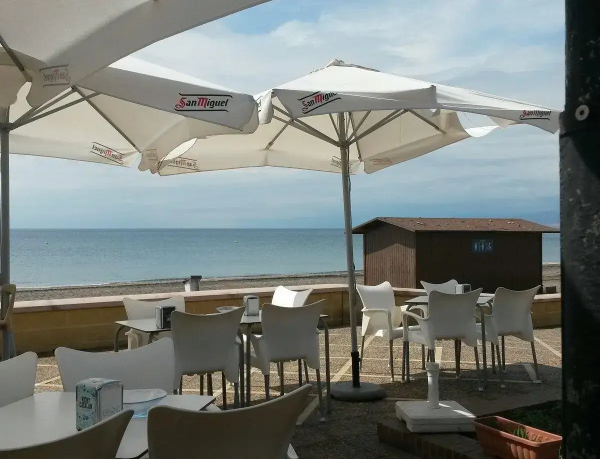 Terraza con sombrillas San Miguel y vistas al mar. Ideal para tapeo en Cabo de Gata.