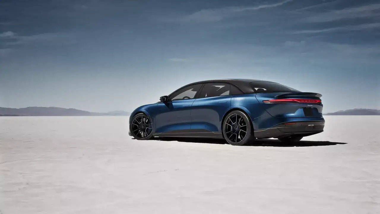 Niebieski Lucid Air Sapphire na pustkowiu, z g&oacute;rzystym horyzontem w tle.