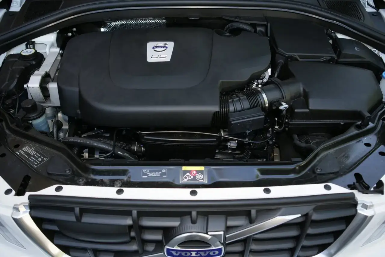 Silnik D5 w Volvo XC60. Zastanawiasz się, jaki silnik wybrać? Ten diesel oferuje moc i oszczędność.
