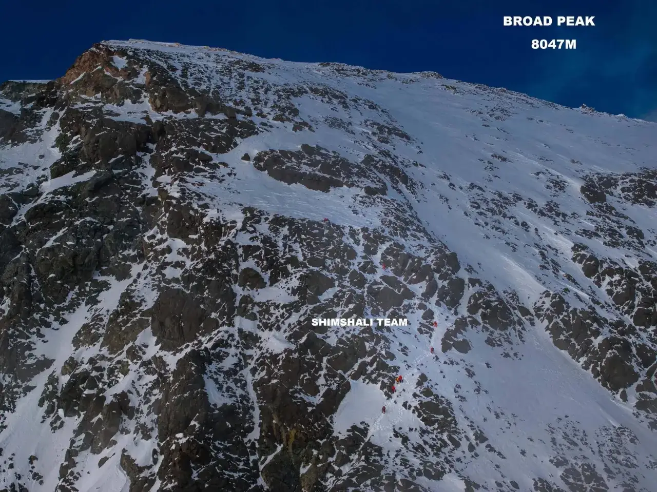 Broad Peak szczyt, 8047m. Zespół Shimshali Team wspina się po ośnieżonych skałach.