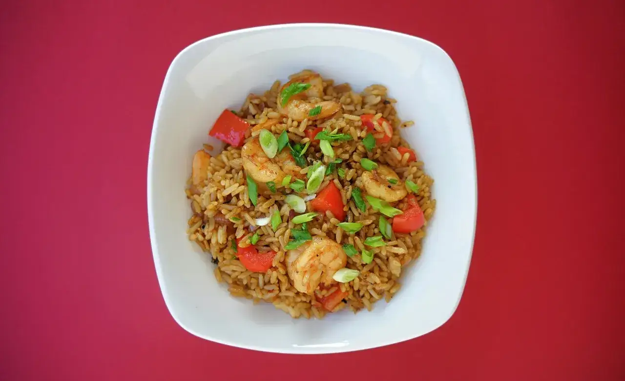 Pyszny ryż smażony z krewetkami i papryką, idealny na szybki obiad. Oto prosty nasi goreng przepis!
