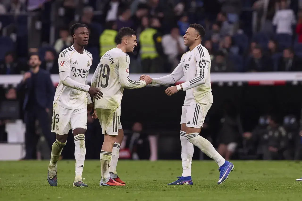 Trzech pomocników Realu Madryt, w tym Eduardo Camavinga, Dani Ceballos i Aurélien Tchouaméni, cieszy się po udanej akcji na boisku.