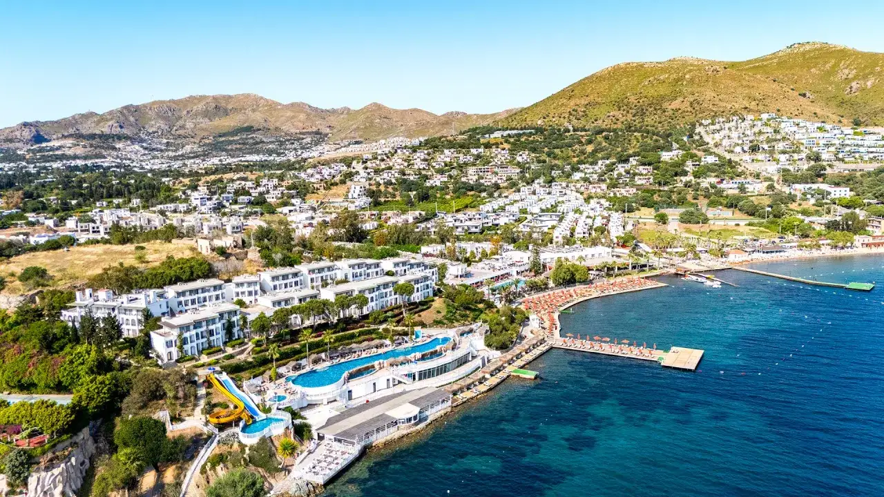 Widok na kurort z basenami i zjeżdżalnią, plażą i morzem. Wiele pozytywnych kadikale resort opinie potwierdza ten widok.