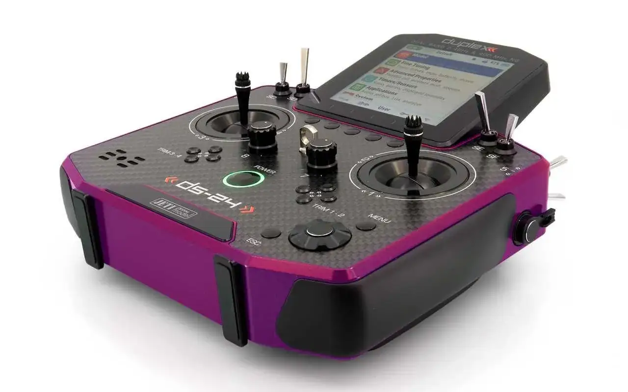 Jeti DS 24 v2 Fernsteuerung mit zwei Joysticks, Touchscreen und vielen Knöpfen in lila und schwarzem Carbon-Look.