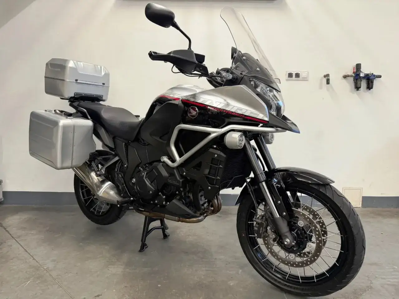 Gotowy na przygodę? Ten Honda Crosstourer z kuframi jest idealny na długie trasy.