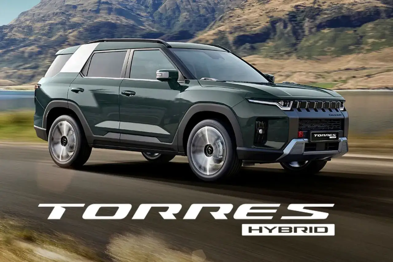 Nowy, zielony SUV Torres, jeden z koreańskich samochodów, jedzie po drodze.