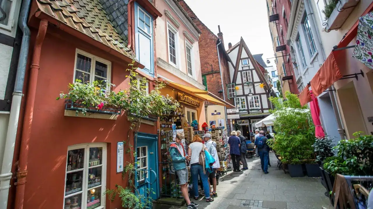 Bremen: Enge Gasse mit Fachwerkh&auml;usern, Gesch&auml;ften und Menschen. Ein Muss, was man in Bremen gesehen haben muss!