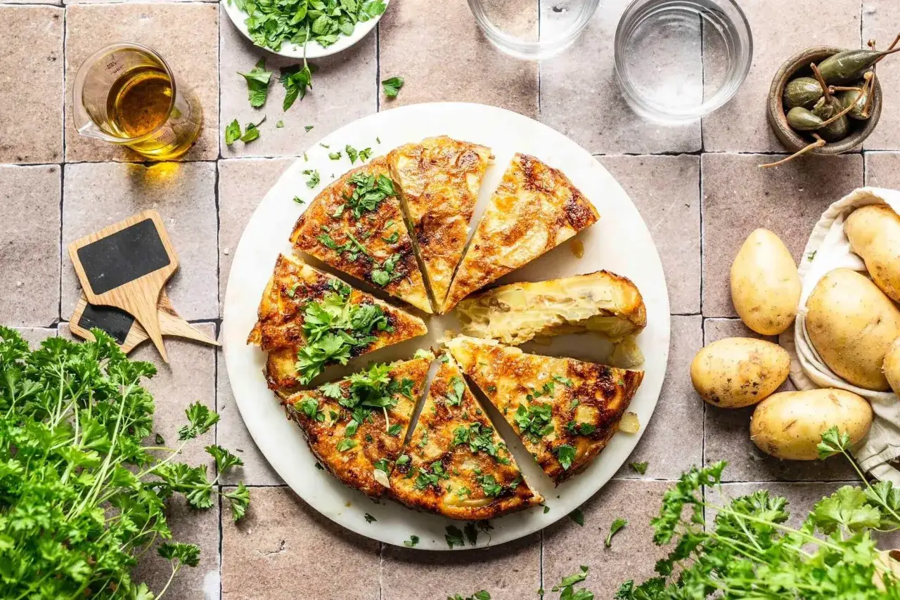 Spanische Tortilla: Ein köstliches Rezept mit Kartoffeln, Eiern und Petersilie. Perfekt für ein leichtes Mittagessen oder Abendessen.