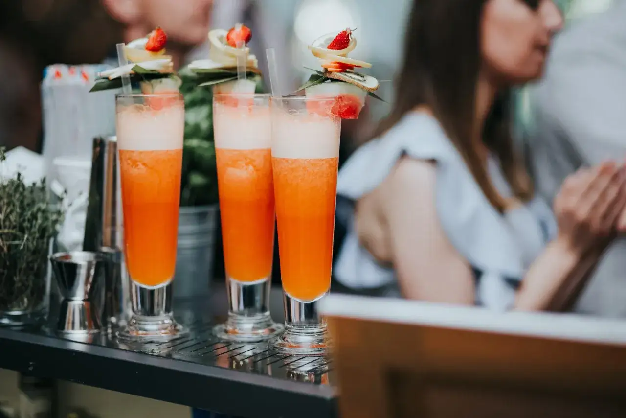 Drinki z wódką mango i sokami