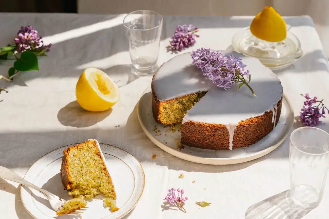 En saftig citronkaka med vallmofr&ouml;n, t&auml;ckt av glasyr och dekorerad med syren. Perfekt att baka med citron till fikat.