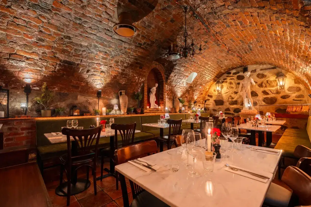 Mysig klassisk restaurang i Gamla Stan med tegelvalv, antika statyer och d&auml;mpad belysning. Perfekt f&ouml;r en romantisk middag.