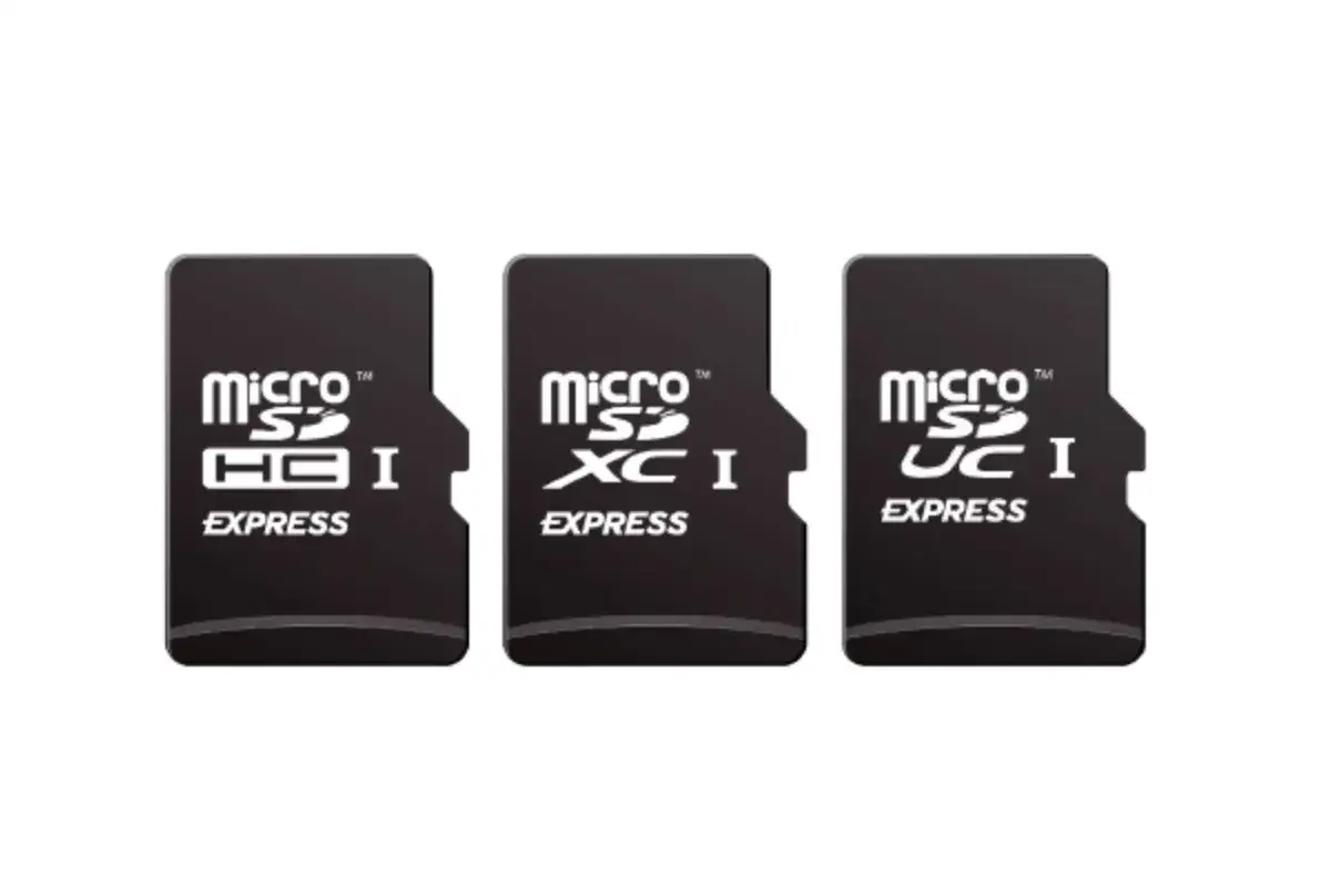 Trzy karty MicroSD: HC I, XC I i UC I Express. R&oacute;żne rodzaje kart MicroSD.