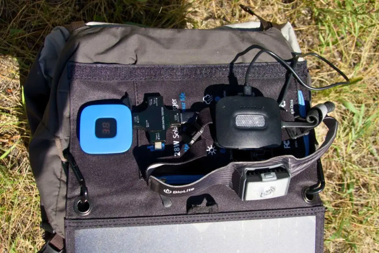 Wander-Gadgets: Solar-Ladeger&auml;t, USB-Tester und Stirnlampe sind bereit f&uuml;r das n&auml;chste Abenteuer.