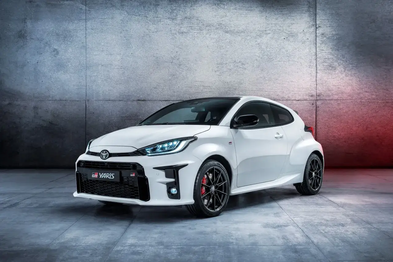 Biała Toyota GR Yaris prezentuje sportowy design. Zastanawiasz się, ile waży Toyota Yaris? Ten model jest lekki i zwinny.