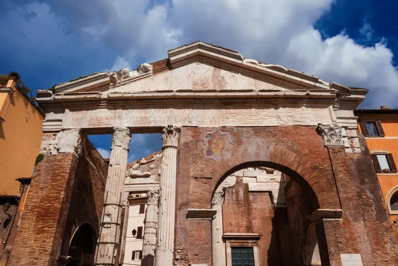 Resti antichi nel quartiere Ottavia, con iscrizioni latine e un cielo azzurro.