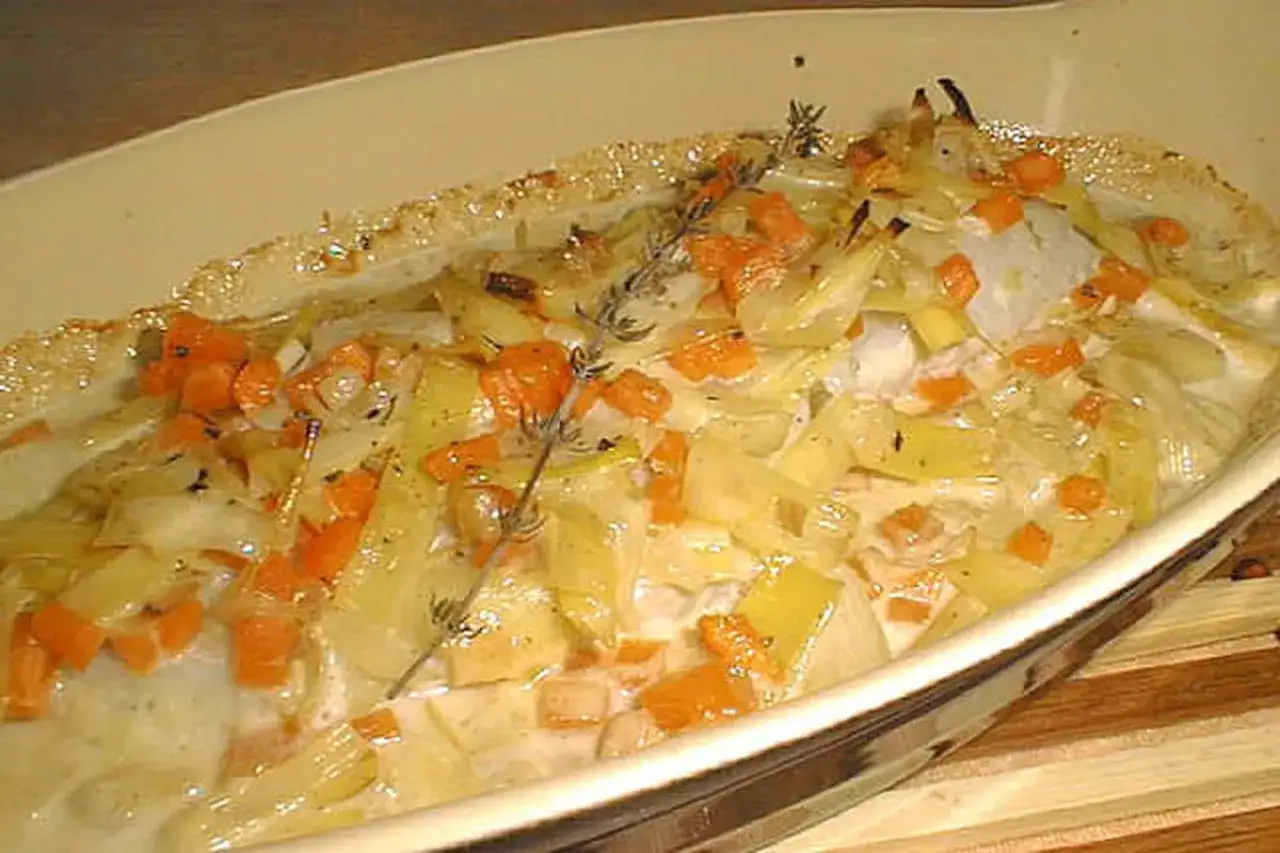 Un plat de poisson gratiné avec des poireaux et des carottes en dés, garni de thym. Un accompagnement poisson savoureux et coloré.