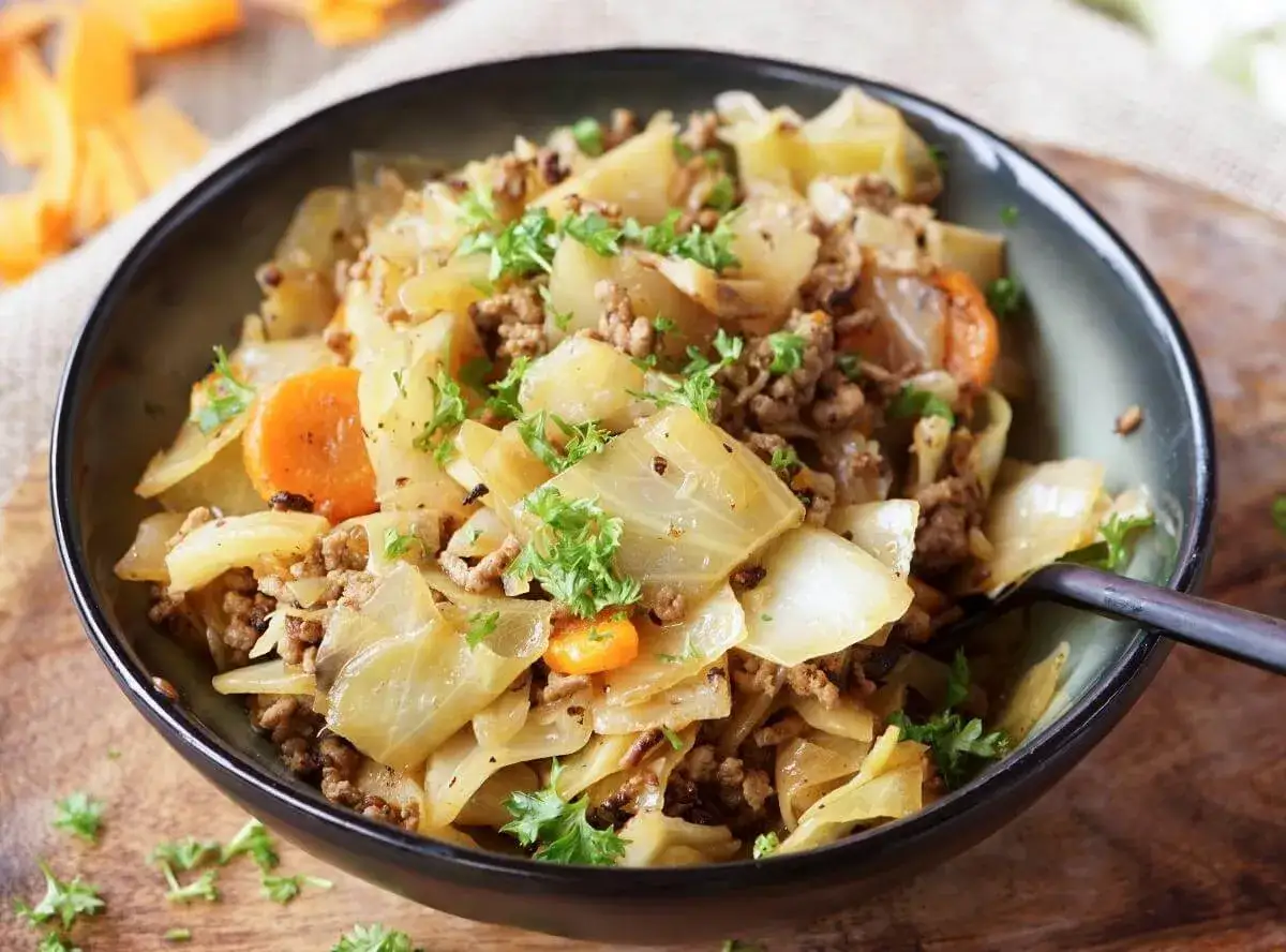 Herzhaftes Spitzkohlgericht mit Hackfleisch und Karotten, garniert mit frischer Petersilie. Ein deftiges Essen!