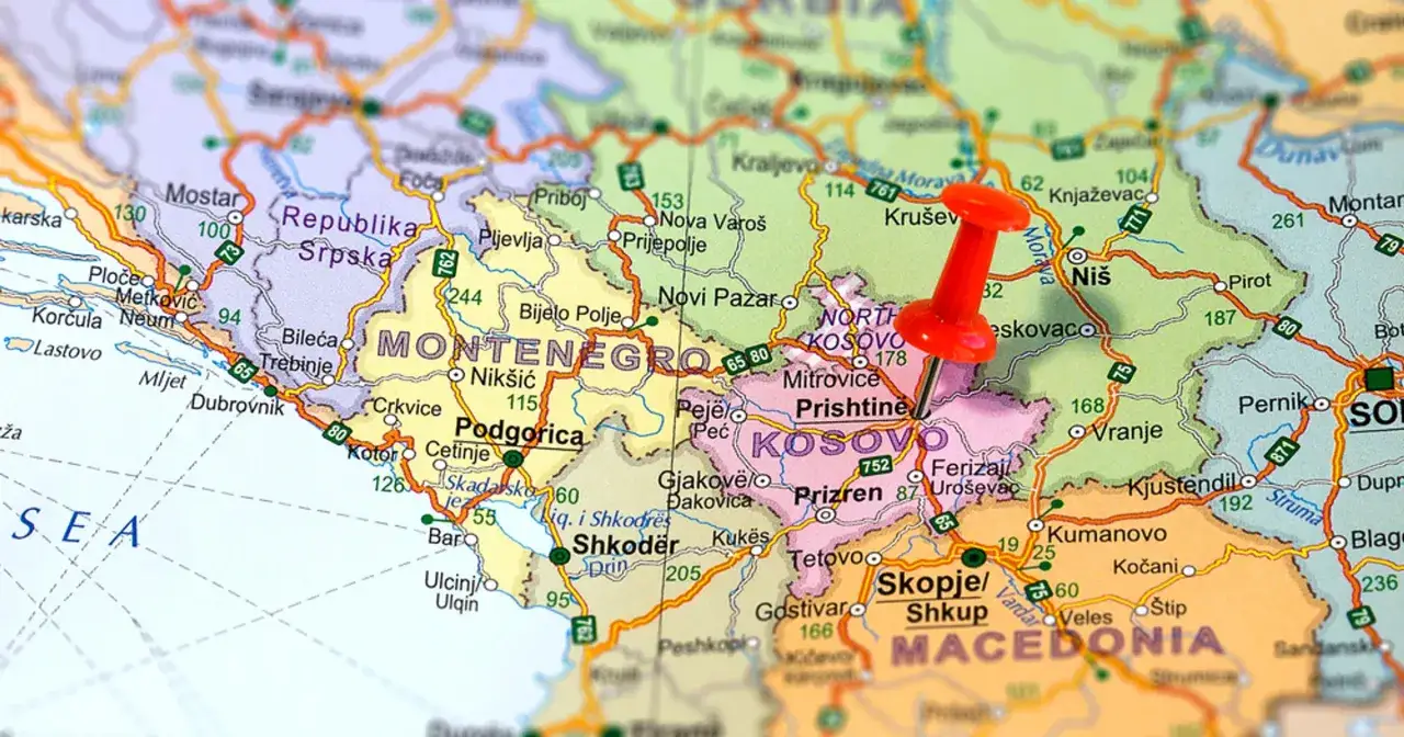 Czerwona pinezka wskazuje na Kosowo, które jest państwem, na mapie Europy.