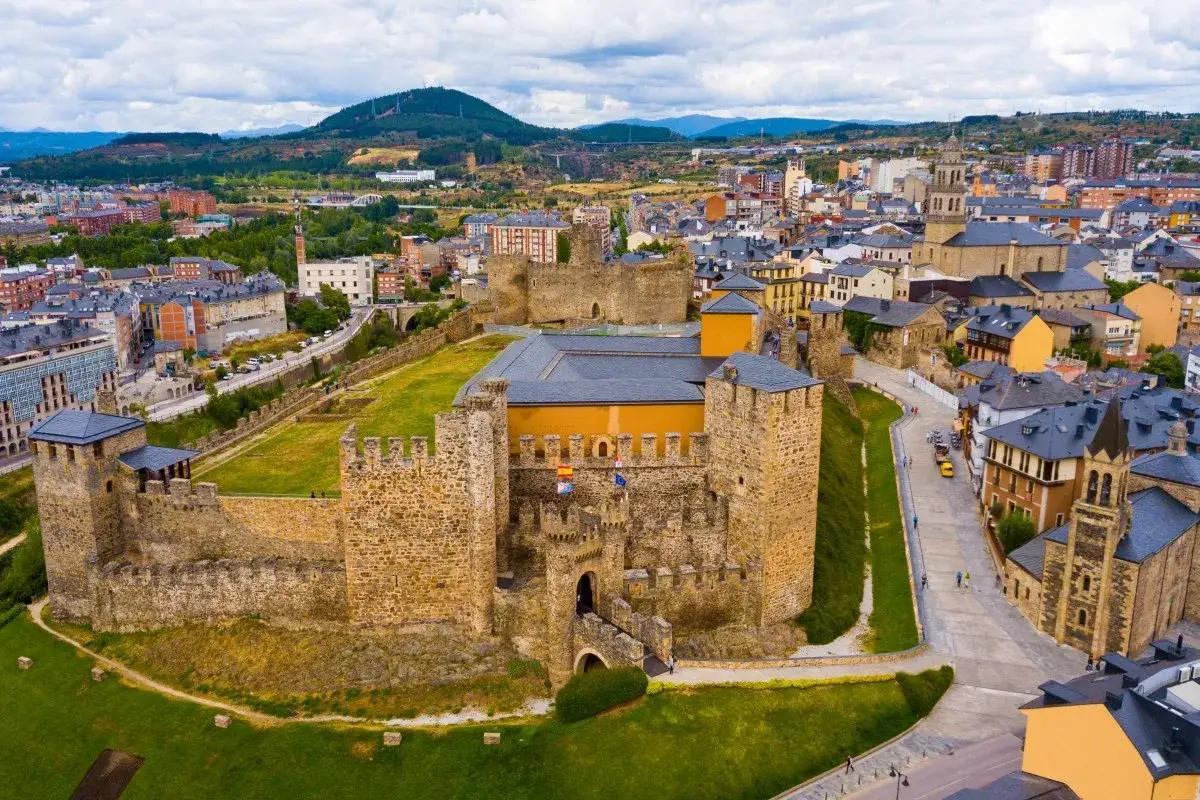 Castillo de Ponferrada, un lugar histórico que invita a descubrir pueblos bonitos cerca de Ponferrada.
