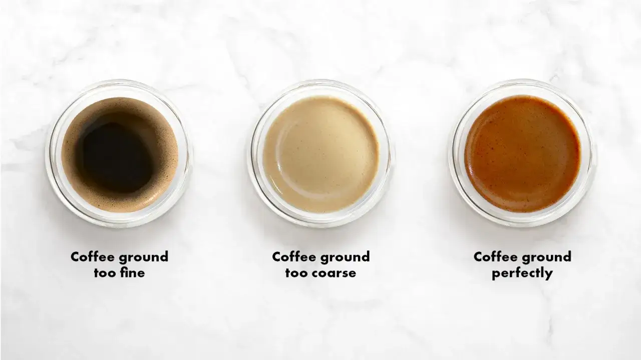 Tre tazze di caff&egrave; mostrano come regolare la macinatura caff&egrave;: troppo fine, troppo grossa e perfetta.