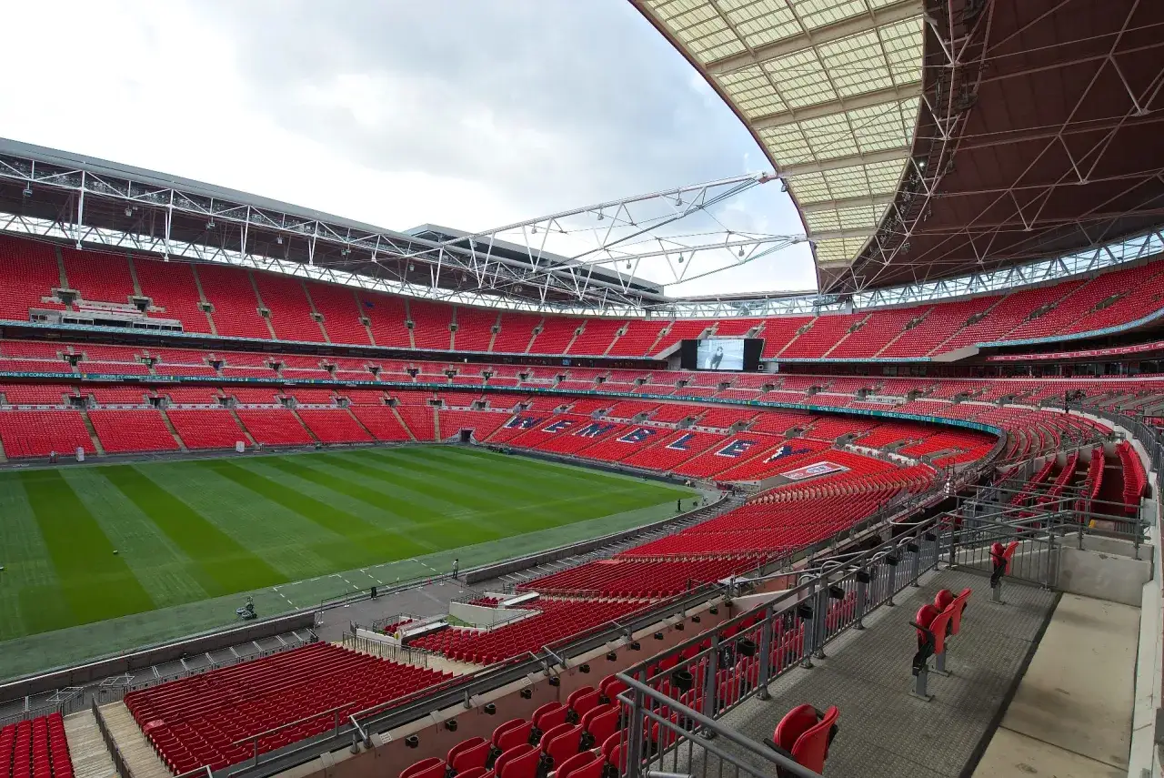Puste trybuny stadionu Wembley czekają na kibiców, kiedy euro piłka nożna.