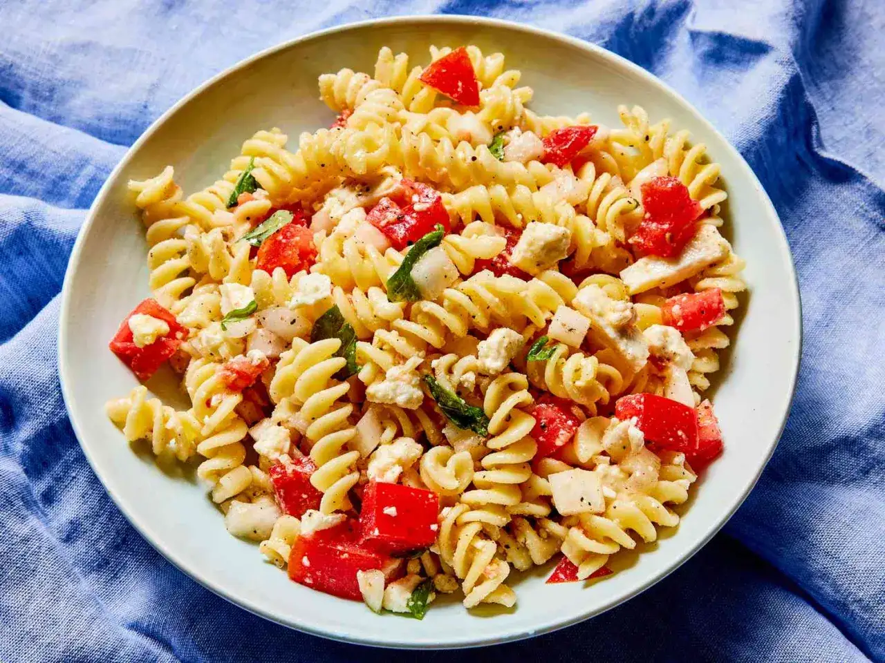 Fusilli-pasta med färska tomater, fetaost och basilika. En härlig sommarrätt som påminner om en enkel pasta med tomatsås.