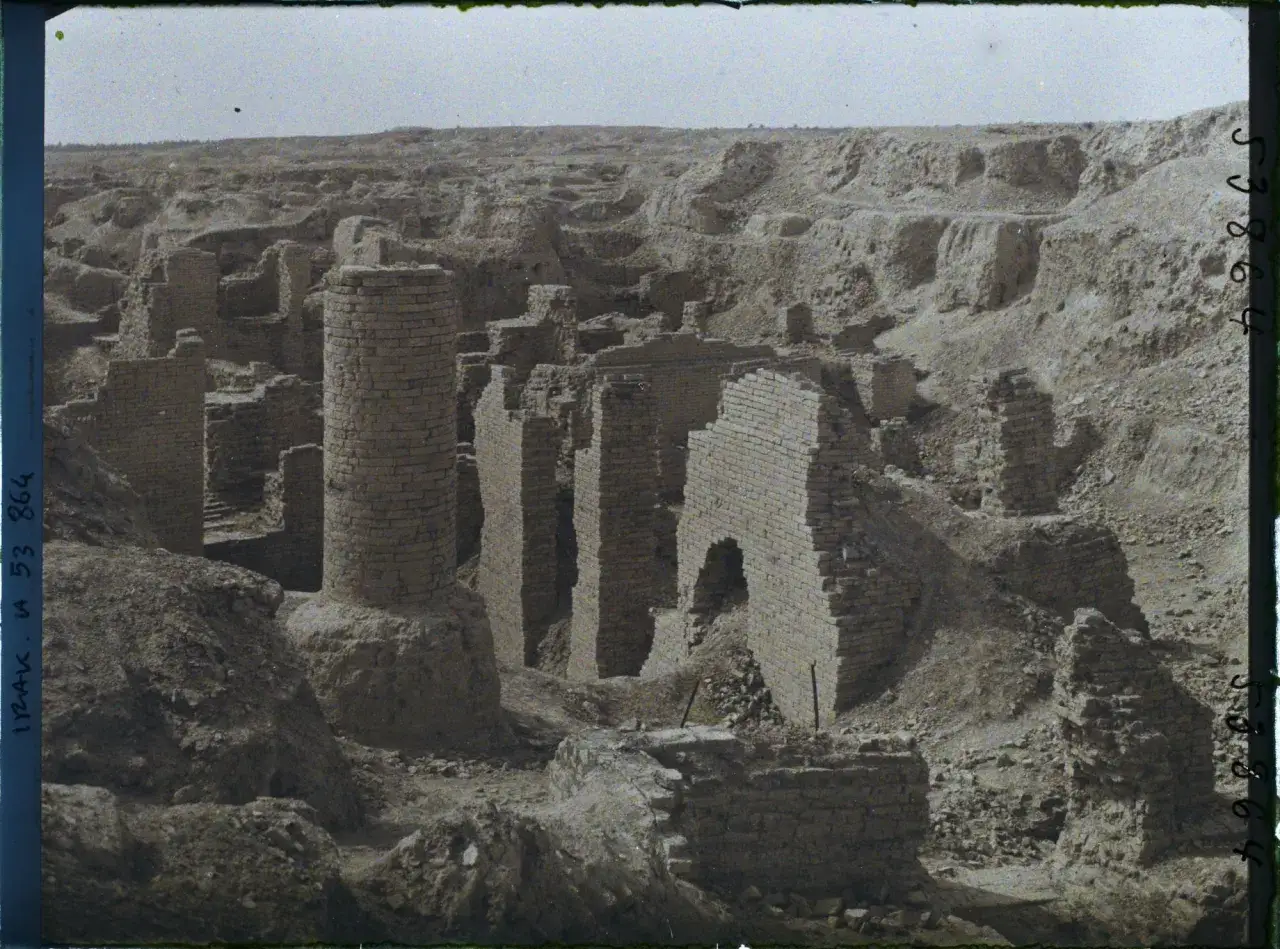Ruines antiques en briques, vestiges d'une ancienne cité, peut-être la célèbre porte d'Ishtar.