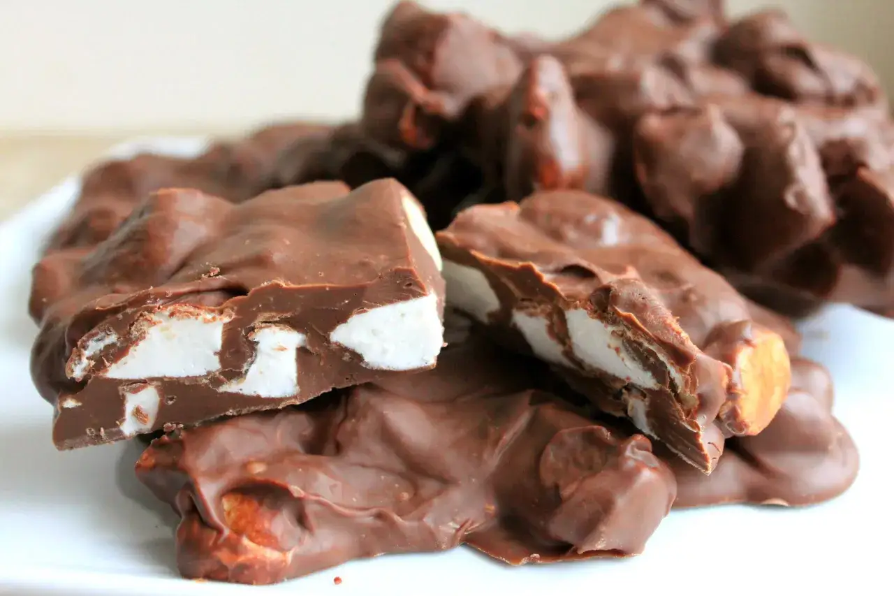 Chokladöverdragna bitar med marshmallows och nötter, en härlig rocky road-frestelse.