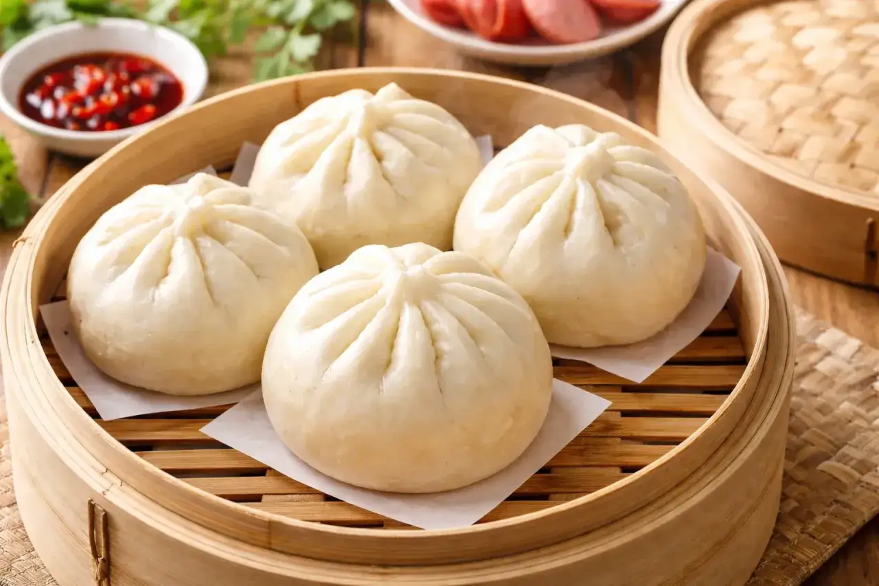 &Aring;ngade bao buns i bambukorg, redo att avnjutas. Ett enkelt bao buns recept f&ouml;r hemmakockar.
