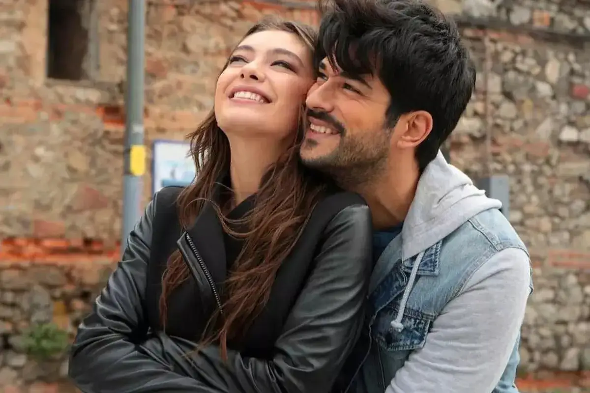 Coppia felice abbracciata, con lei che guarda verso l'alto con un sorriso radioso. Le anticipazioni di Endless Love promettono momenti di pura gioia.