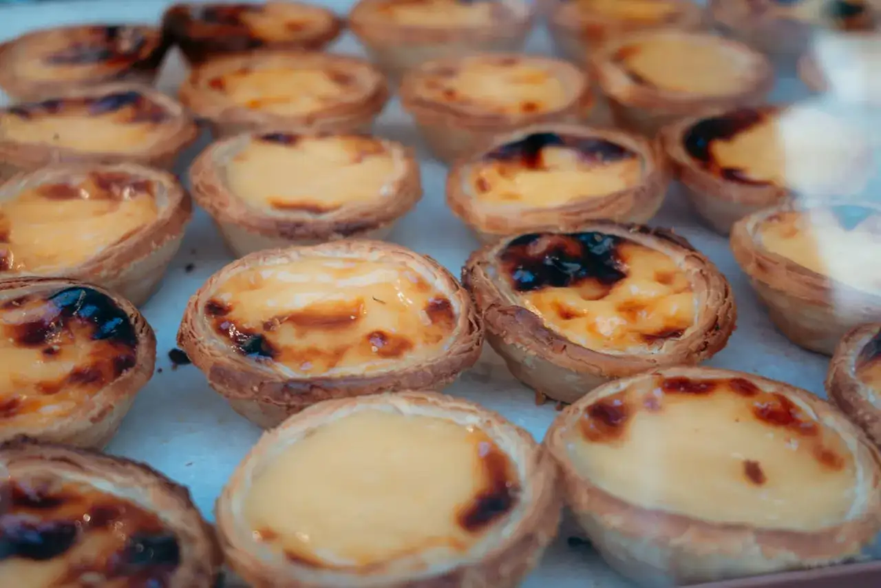 Słodkie, kremowe pastel de nata, idealne na deser. Chrupiące ciasto i karmelizowany wierzch zachęcają do spróbowania.