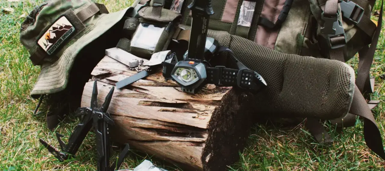 Sprzęt do bushcraftu i survivalu: plecak, czapka z naszywką 