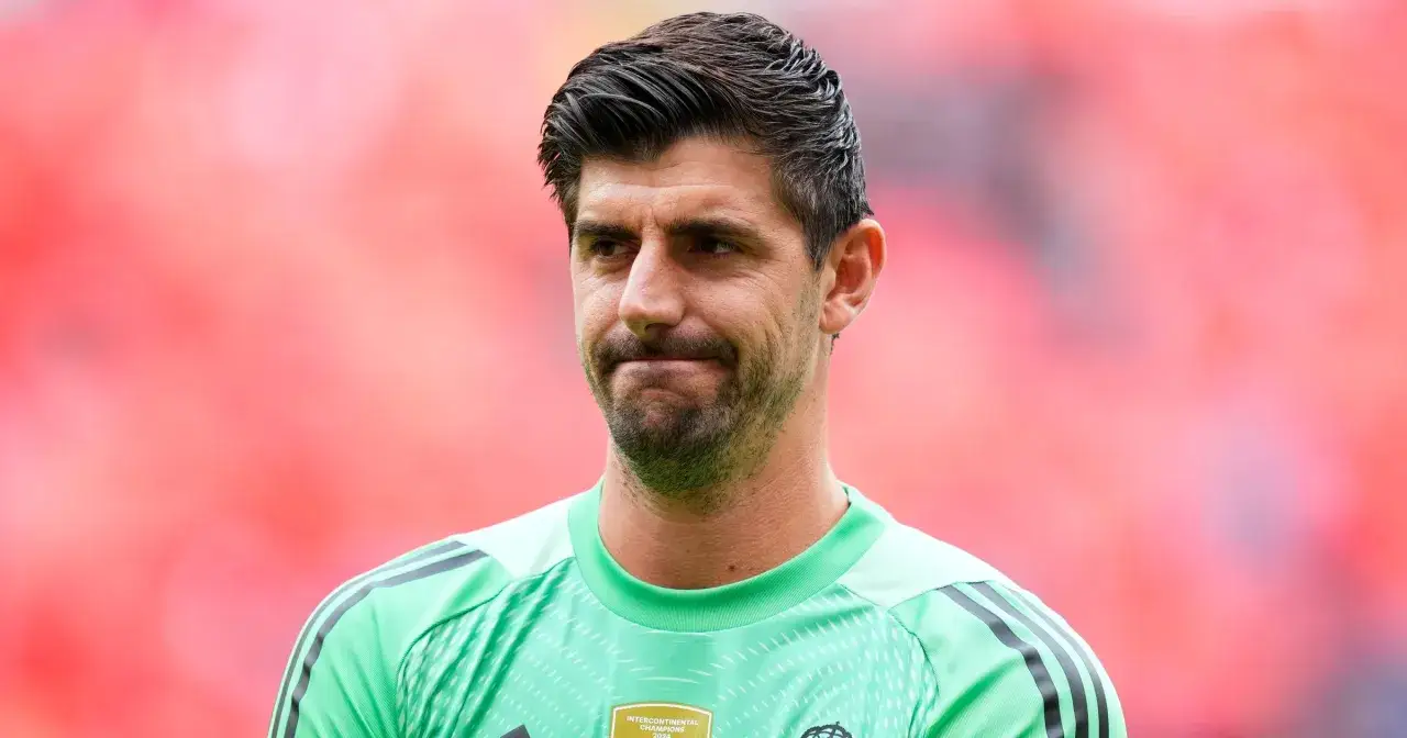 Thibaut Courtois, bramkarz Realu Madryt, w zielonej koszulce z czarnymi pasami na ramionach.