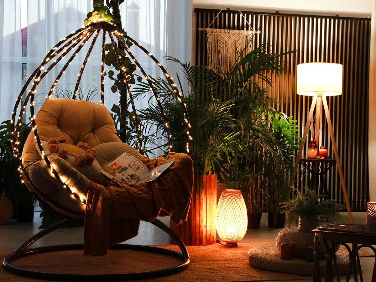 Gem&uuml;tliche H&auml;ngeschaukel mit Lichterkette, Kissen und Decke. Tolle Lichterkette anbringen Ideen f&uuml;r dein Zuhause.