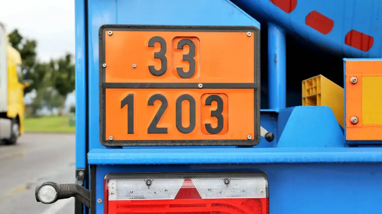Gefahrgut ADR-Tafel mit den Nummern 33 und 1203 an einem blauen Tankwagen.