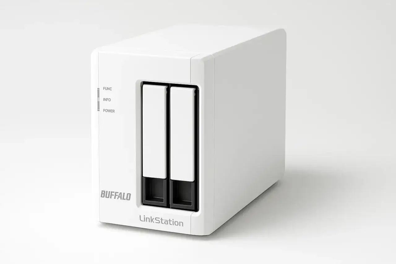 Un NAS LinkStation Buffalo blanc, avec deux baies pour disques durs. C'est quoi un NAS ? Un serveur de stockage réseau pour vos données.