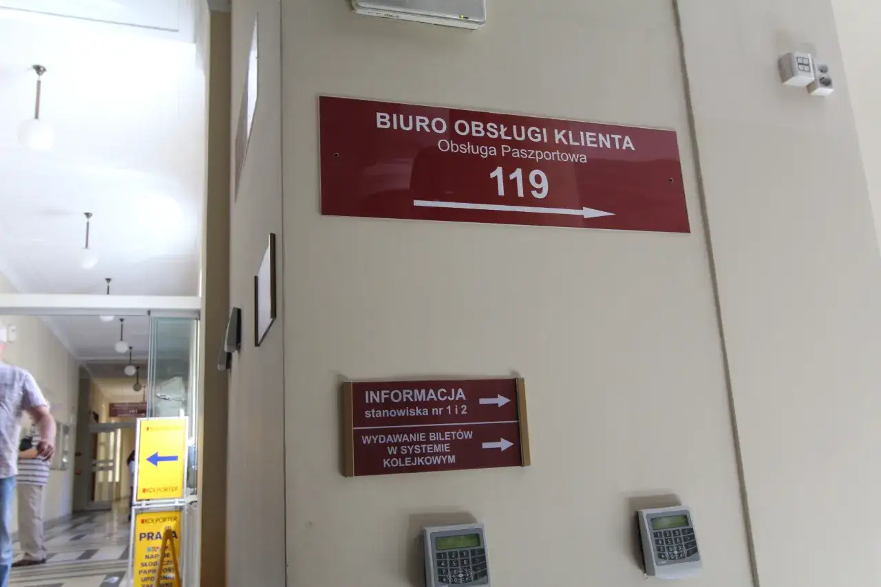 Biuro obsługi klienta, terenowa delegatura paszportowa w Bielsku-Białej. Informacja o stanowiskach i wydawaniu biletów.