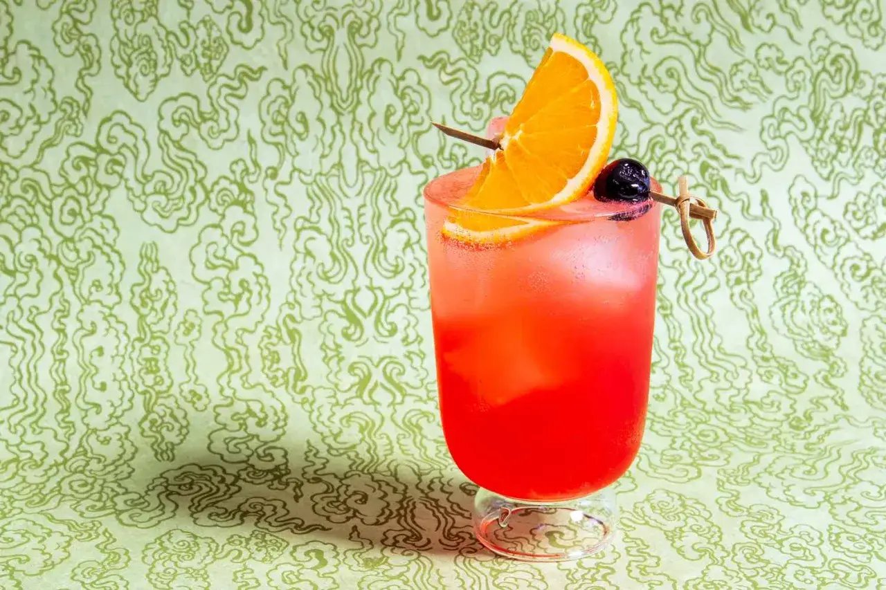 Orzeźwiający drink z pomarańczą i wiśnią, idealny na lato. Tajemniczy składnik? Cointreau triple sec.