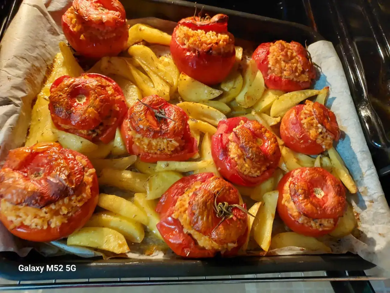 Pomodori ripieni di riso e patate al forno, un piatto gustoso e colorato pronto per essere servito.